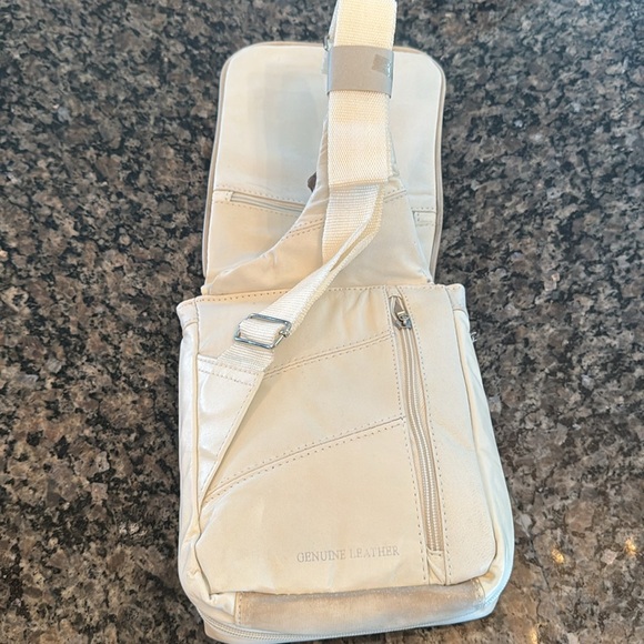 Button vintage genuine leather white crossbody NWT 2 - Picture 4 of 14